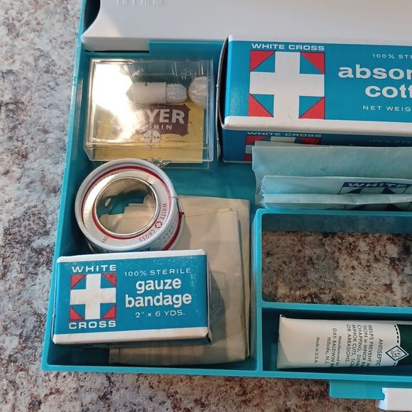 Vintage White Cross Emergency First Aid Kit~ Copyright 1965 - Picture 3 of 16
